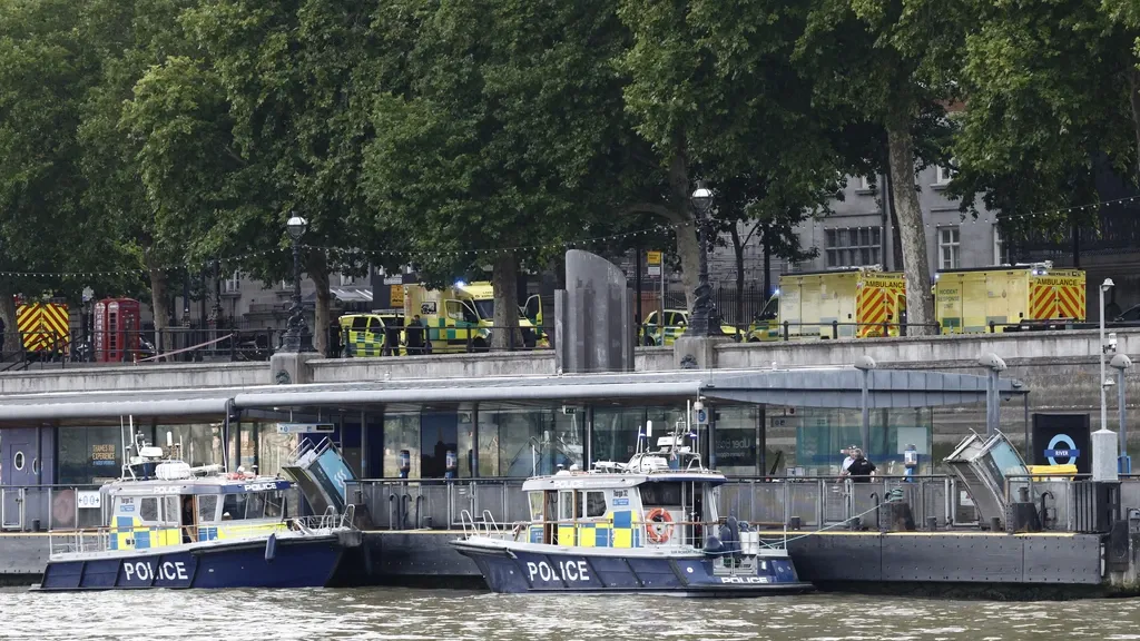Police boat collides with Westminster Bridge in London, five officers injured