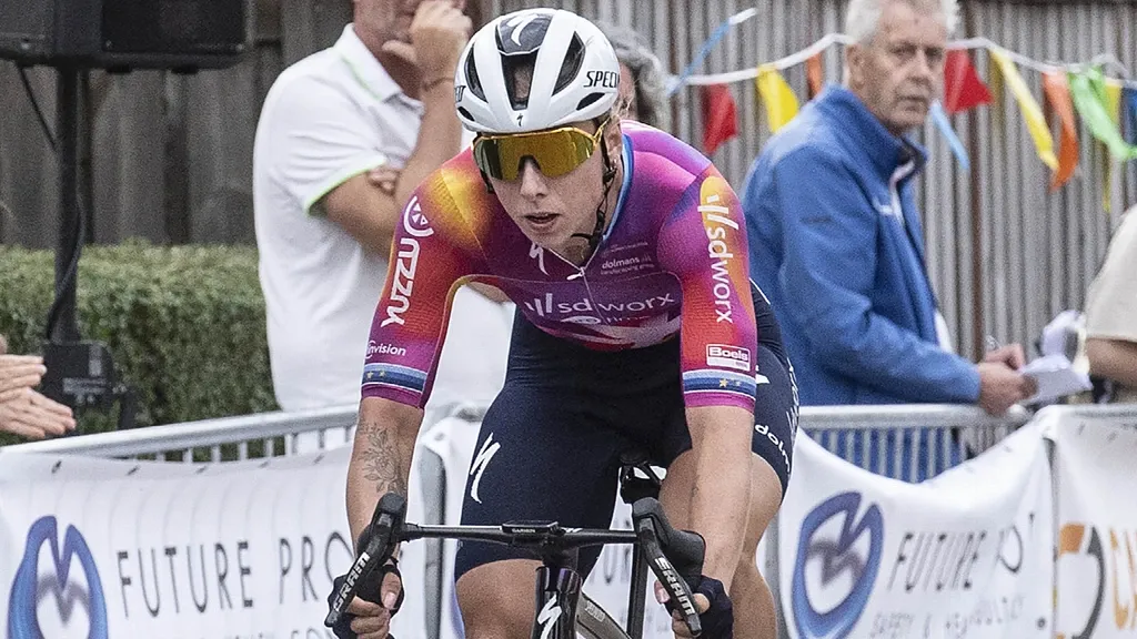 Wiebes avoids crash in finale and cruises to an easy win in the Tour of Poland