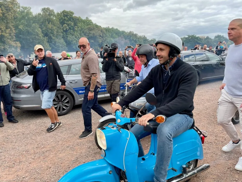 AfD leader Siegmund on his blue Schwalbe leading the convoy.