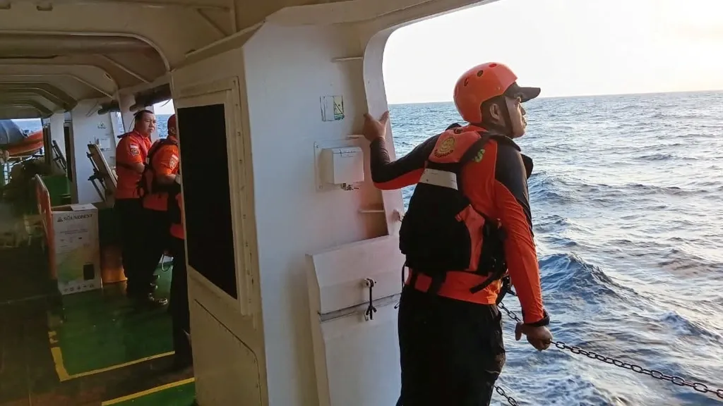 Boat missing off Indonesian coast, 'five Dutch on board'