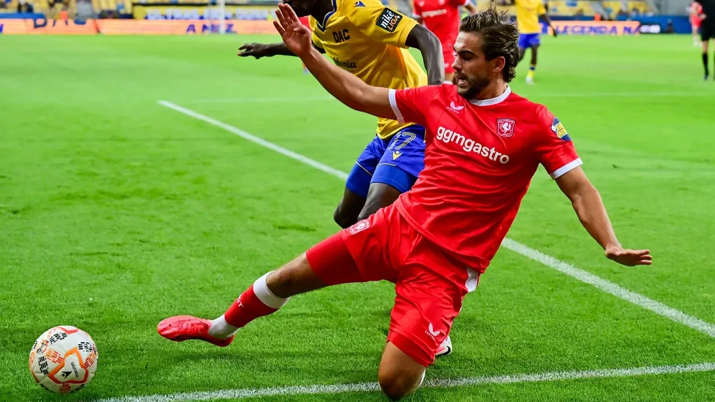 Underwhelming Twente draws 3-3 with DAC 1904 but still reaches Conference League play-off