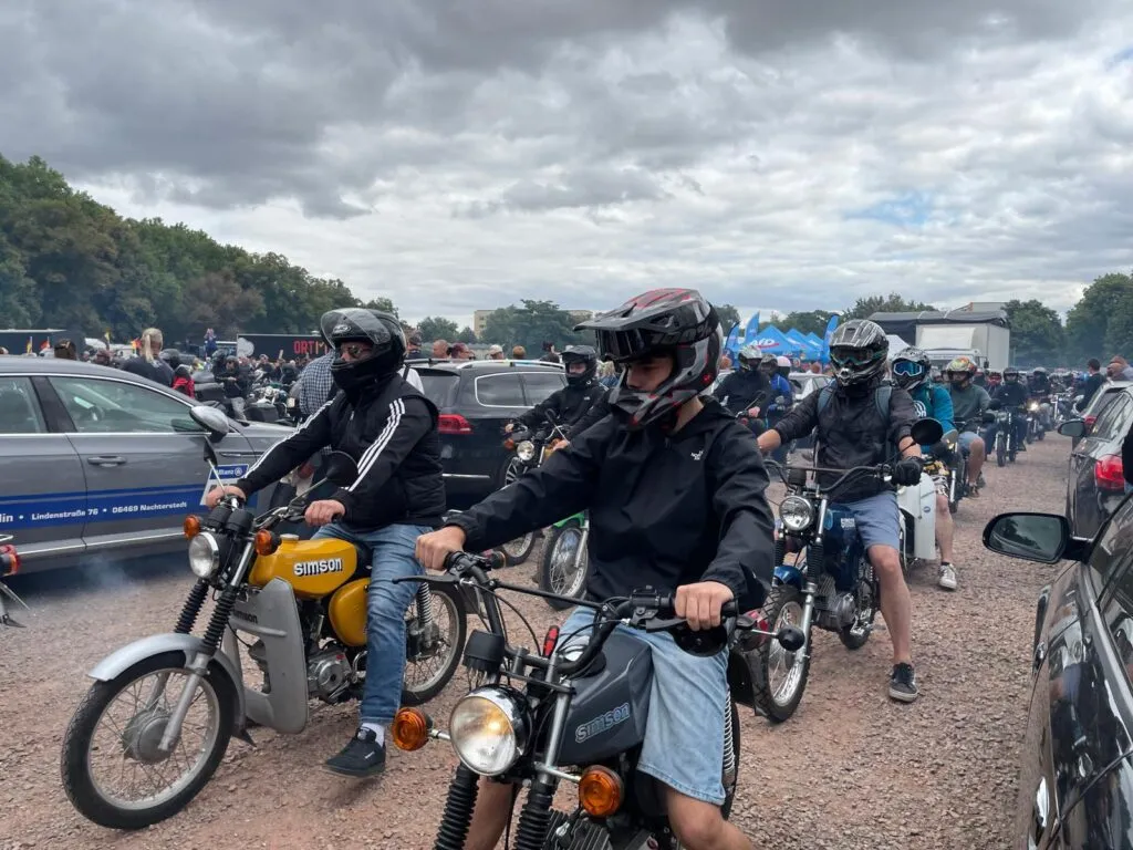 Simson riders preparing to set off after Siegmund.